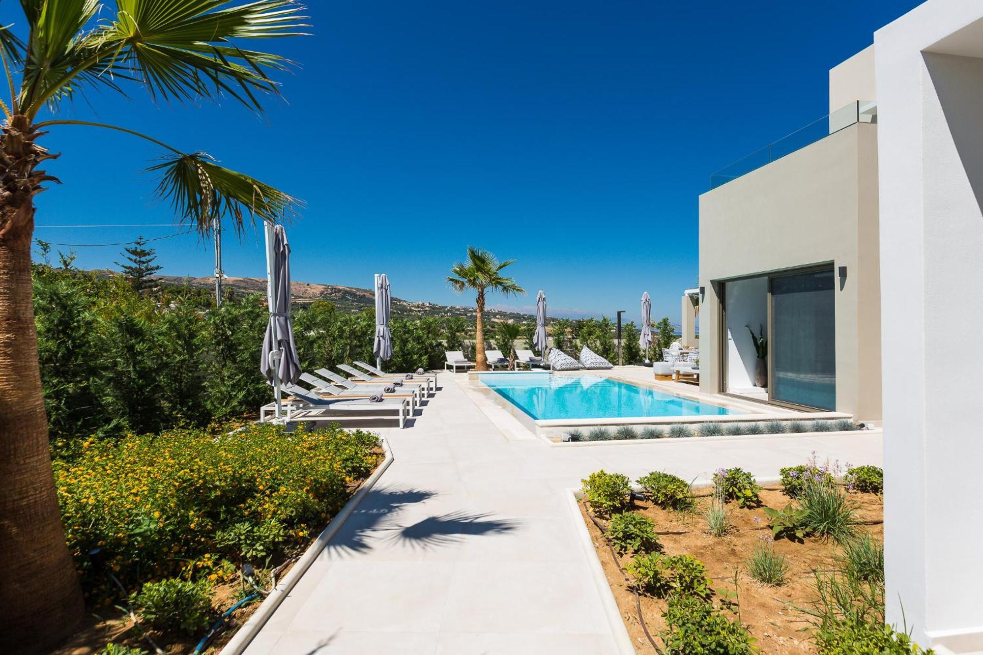Vasilios Villa, With Pool, Gym & Close To Beach, By Thinkvilla Loutra  Exterior photo